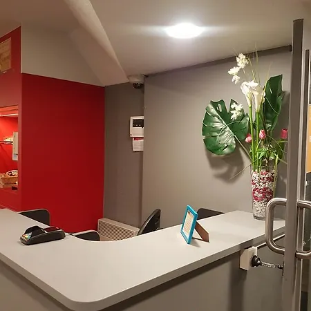 Hotelf1 Lyon Priest Otel